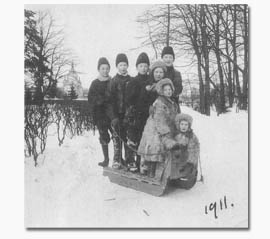 Serjack, Alec, Nelly, Iya and Mariamne Denissieff with Sergei and George Nikolaevich Plaoutine (1911)